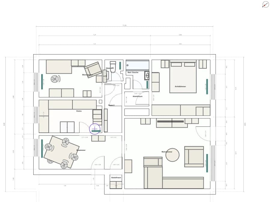 Der Grundriss des Erdgeschosses mit Maßketten, Möbeln und Raumnamen; an den Aussenwänden liegen grüne Balken für die erfassten Heizkörper — unter den Fenstern von Wohnzimmer, Esszimmer, Schlafzimmer und dem zweiten Wohnzimmer, dazu je einer in Gäste-WC und Bad, die kein Fenster haben